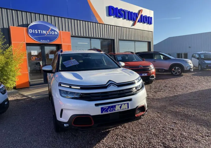 Citroën C5 Aircross blanc vue de face avec inserts Deep Red Anodisé sur bouclier et barres de toit bi-ton.