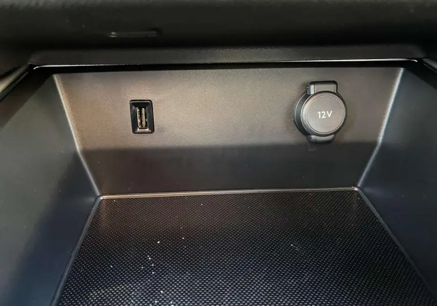 Espace de rangement intérieur avec prise USB et prise 12V du Citroën C5 Aircross blanc 2021 Shine.