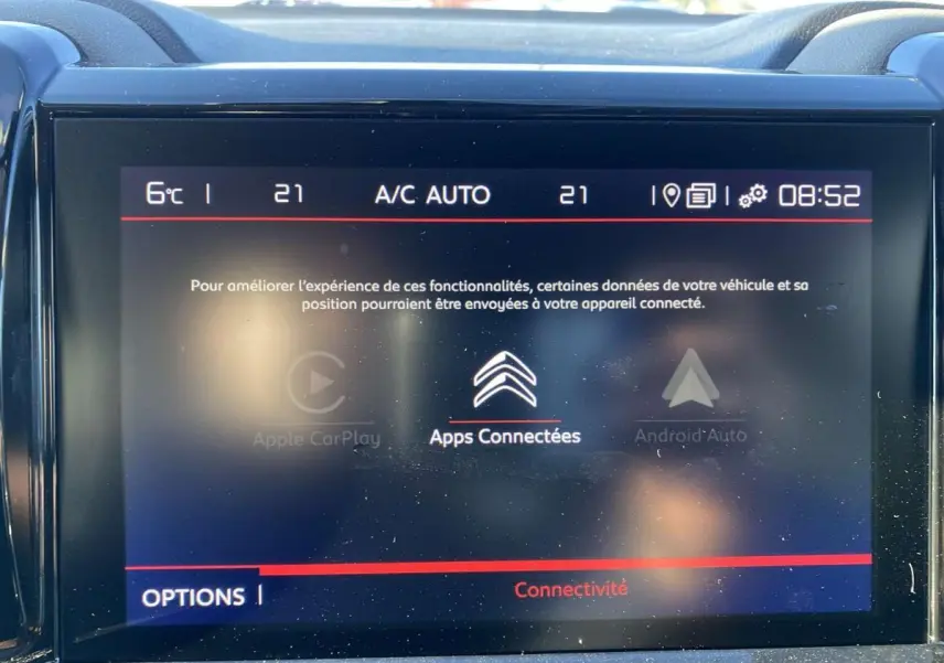 Écran tactile central du Citroën C5 Aircross 2021 montrant les options de connectivité avec interface Apple CarPlay et Android Auto.