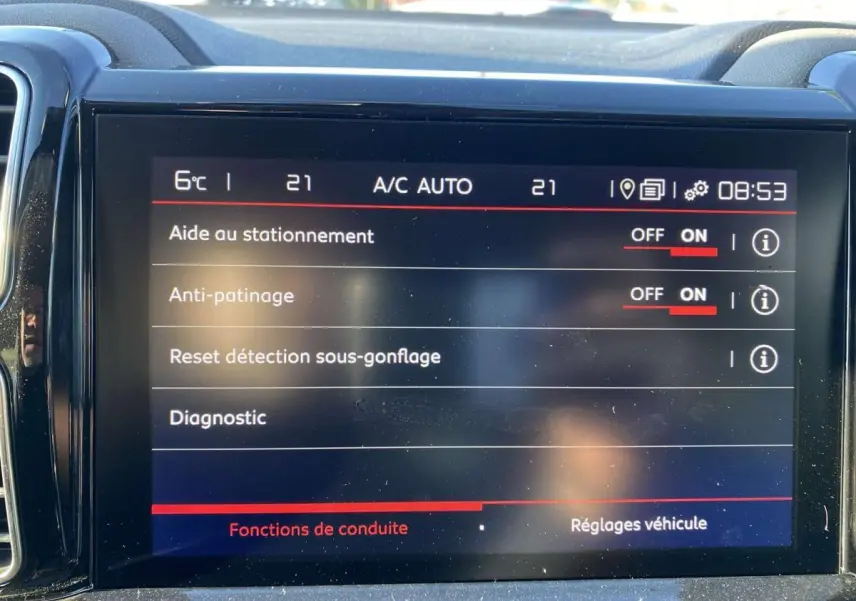 Écran tactile intérieur du Citroën C5 Aircross 2021 affichant les réglages d'aide au stationnement et anti-patinage.
