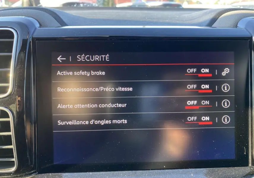 Écran tactile du système de sécurité du Citroën C5 Aircross 2021 montrant les options activées en mode nuit.