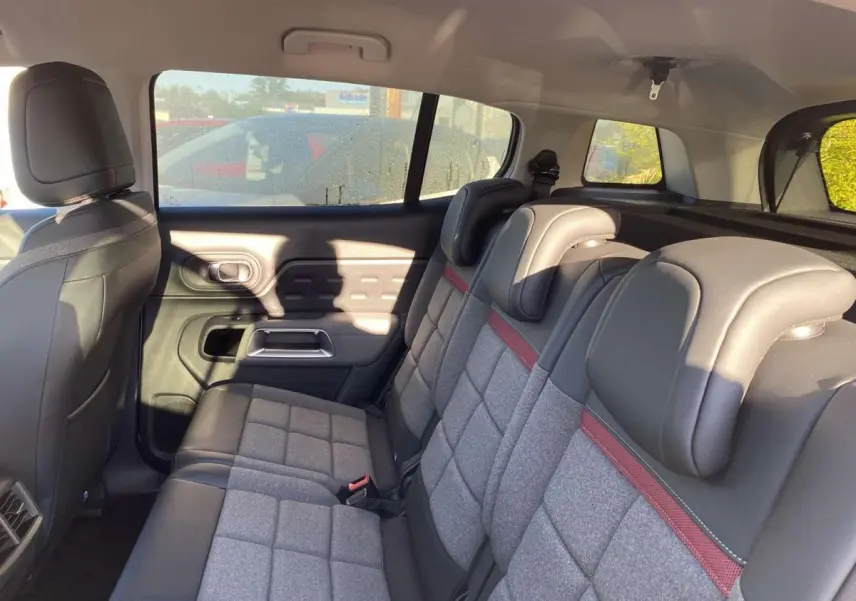Vue latérale intérieure des sièges arrière bi-matière gris et cuir noir avec bande rouge du Citroën C5 Aircross Shine 2021.
