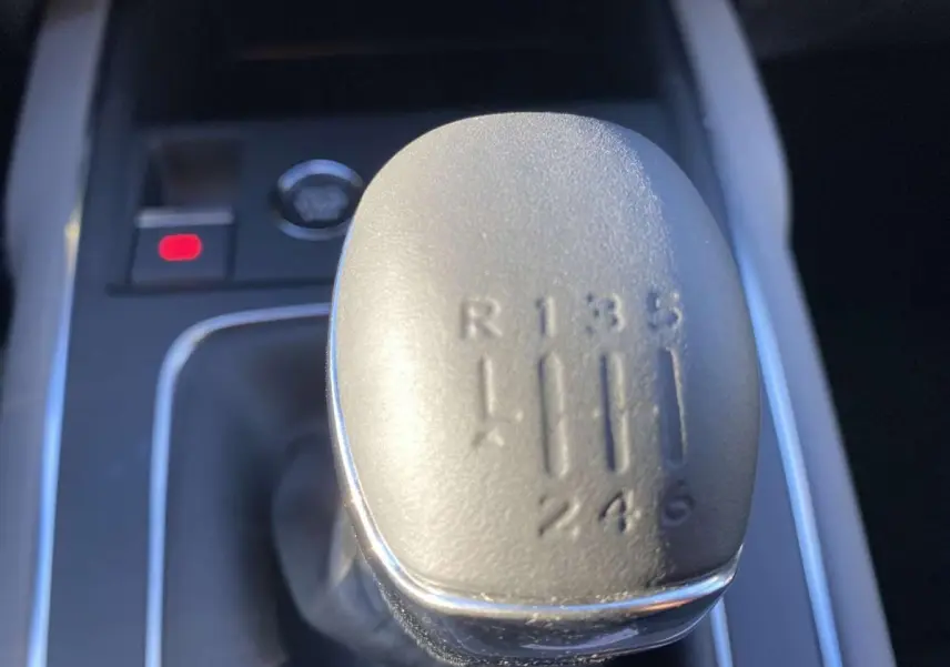 Le levier de vitesses manuel gris clair du Citroën C5 Aircross 2021, avec marquages des rapports visibles.