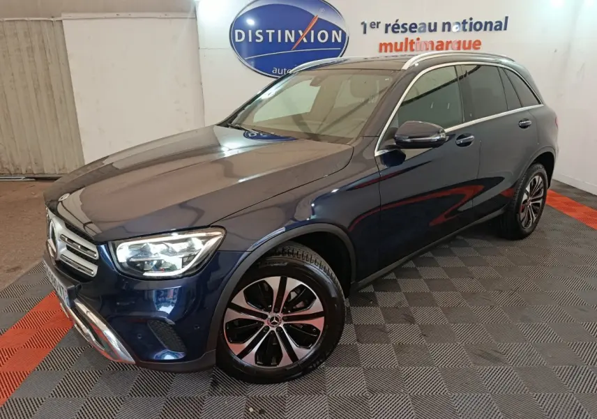 Mercedes GLC 300 E Business Line bleu, vue 3/4 avant droit, avec jantes alliage et phares LED allumés.