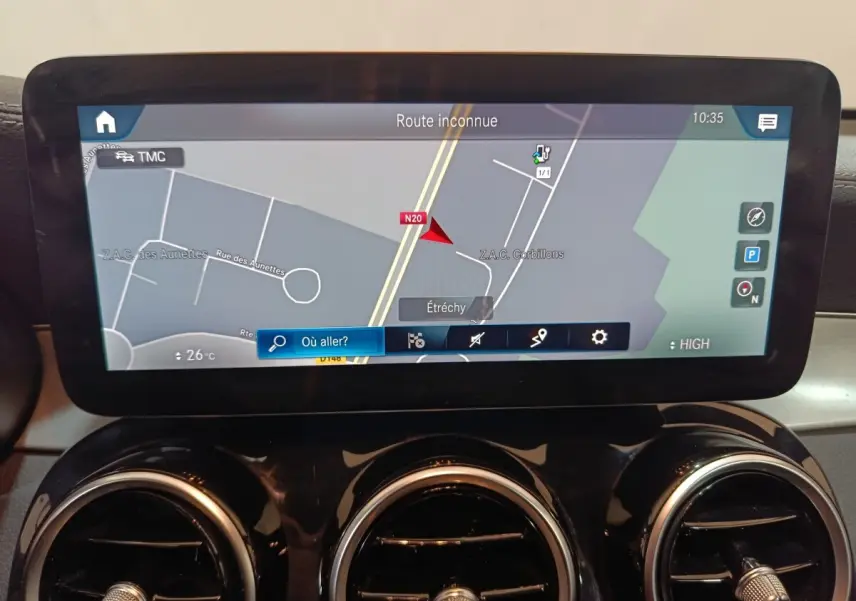 Écran tactile de navigation du tableau de bord du Mercedes GLC 300 E Business Line bleu, vue intérieure frontale.