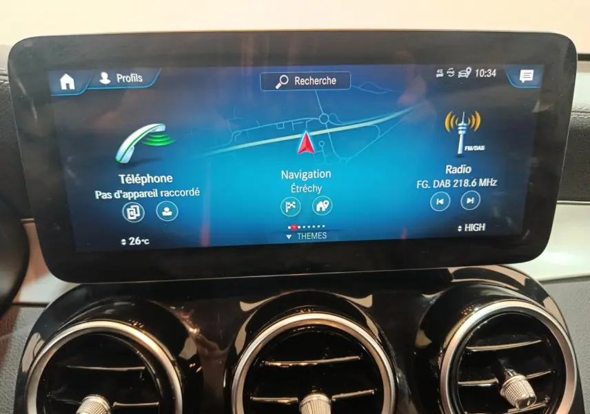 Écran tactile central affichant navigation, téléphone et radio dans le tableau de bord du Mercedes GLC 300 E bleu.