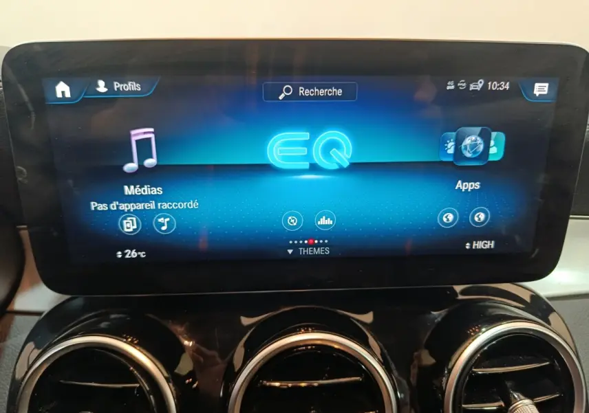 Écran tactile central du tableau de bord du Mercedes GLC 300 E Business Line 2021 avec interface multimédia EQ.
