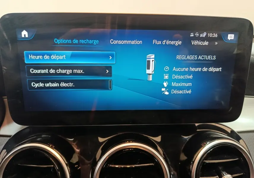 Écran tactile central du tableau de bord du Mercedes GLC 300 E Business Line affichant les options de recharge électrique.