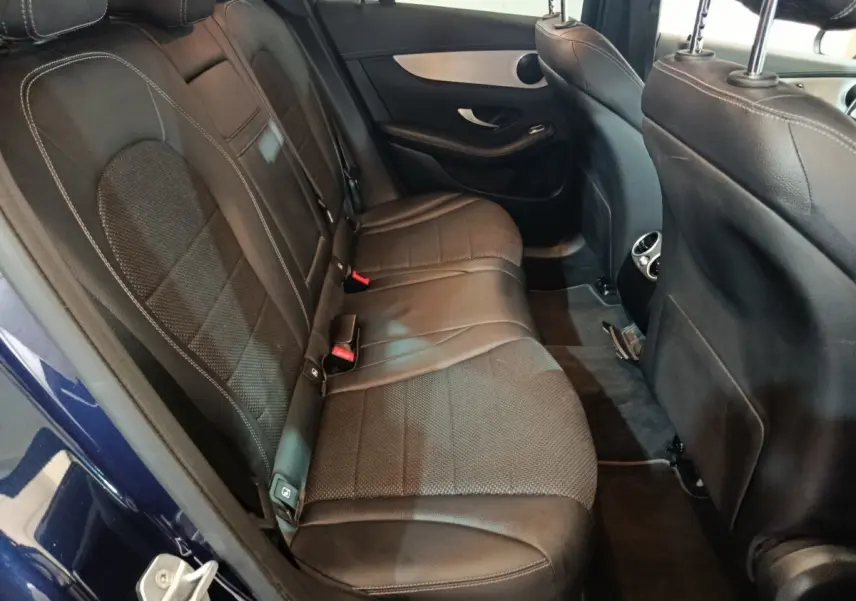 Vue intérieure côté droit des sièges arrière en cuir noir d'une Mercedes GLC 300 E Business Line 2021 bleu.