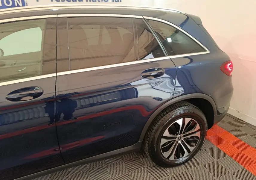 Vue côté droit arrière d'un Mercedes GLC 300 E Business Line bleu avec jante alliage et feux arrière LED.