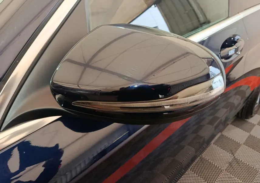 Rétroviseur droit bleu brillant du Mercedes GLC 300 E Business Line 4MATIC avec clignotant intégré, vue rapprochée.