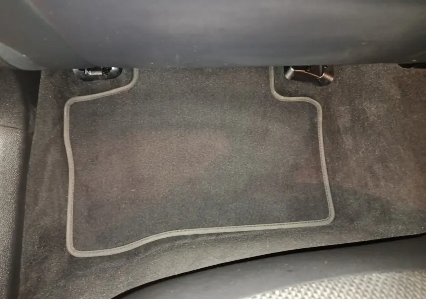 Tapis de sol noir côté passager avant du Mercedes GLC 300 E Business Line 4MATIC bleu 2021 hybride rechargeable