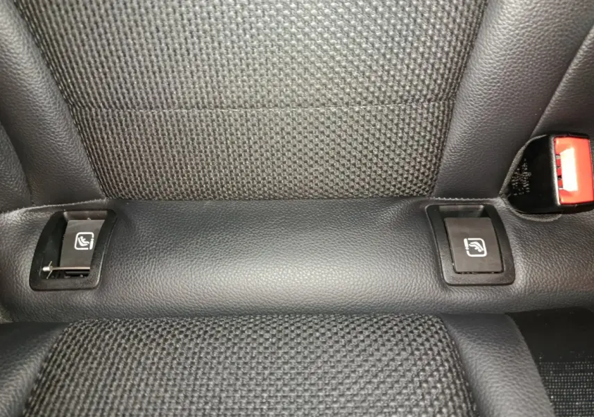 Gros plan sur les commandes de sièges chauffants arrière en cuir noir du Mercedes GLC 300 E Business Line bleu.