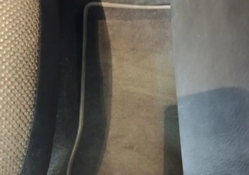 Détail du tapis de sol noir entre les sièges avant d'un Mercedes GLC 300 E Business Line hybride rechargeable 2021.