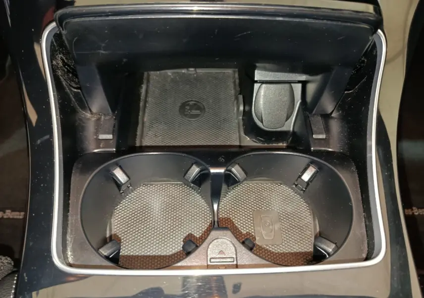 Gros plan sur les porte-gobelets noirs au centre de la console intérieure d'une Mercedes GLC 300 E Business Line 2021.