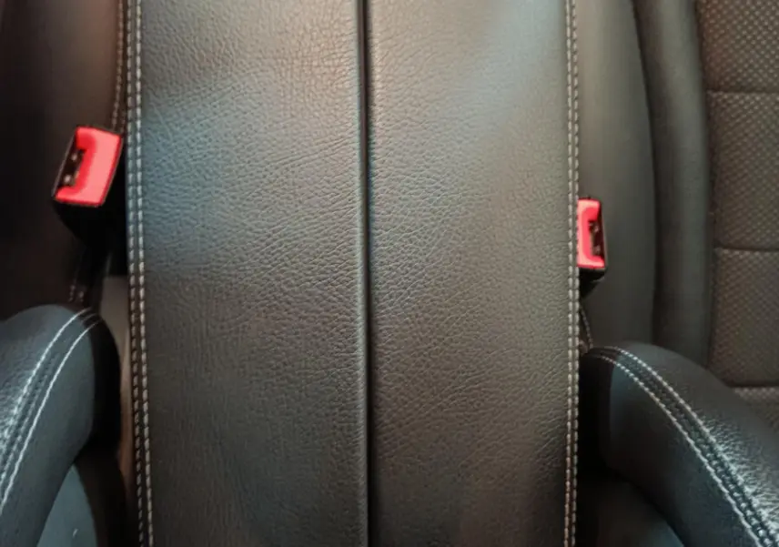 Gros plan sur la console centrale en cuir noir avec surpiqûres blanches du Mercedes GLC 300 E Business Line 2021.