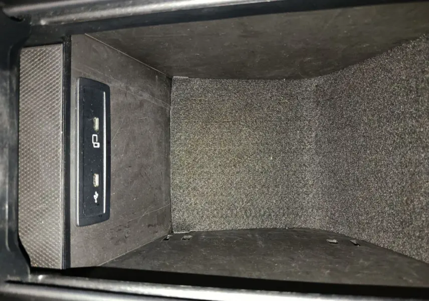 Vue rapprochée de la console centrale du Mercedes GLC 300 E Business Line 2021 avec ports USB intégrés.