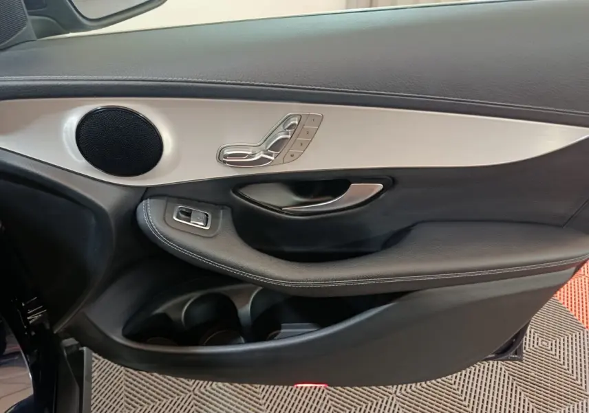 Détail de la porte côté gauche du Mercedes GLC 300 E Business Line 2021 avec commandes sièges et haut-parleur intégré.