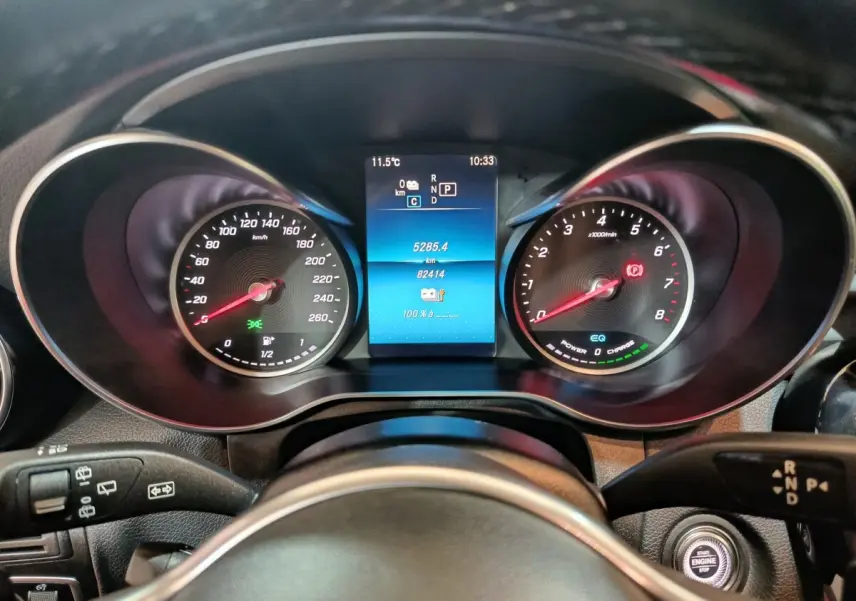 Vue rapprochée du tableau de bord du Mercedes GLC hybride rechargeable, affichage digital et compte-tours lumineux.