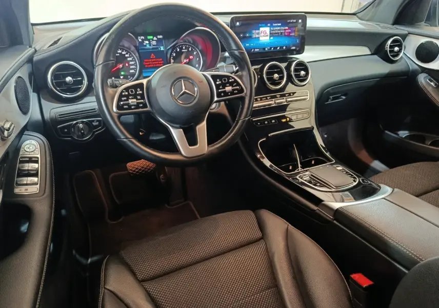 Intérieur noir du Mercedes GLC 300 E Business Line 2021 vu côté conducteur, tableau de bord et écran tactile central visibles.