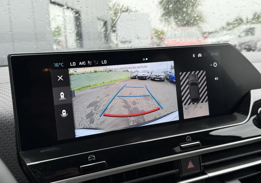 Écran tactile intérieur montrant la caméra de recul du Citroën C4 hybride 2025 avec interface de stationnement assisté.
