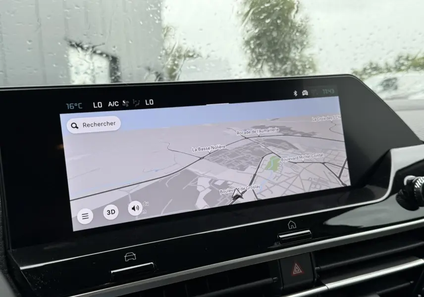 Écran tactile central affichant la navigation 3D dans l'habitacle d'une Citroën C4 hybride blanche, vue de face.