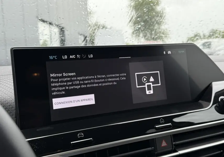 Écran tactile central affichant la fonction Mirror Screen dans l'habitacle d'une Citroën C4 hybride 2025