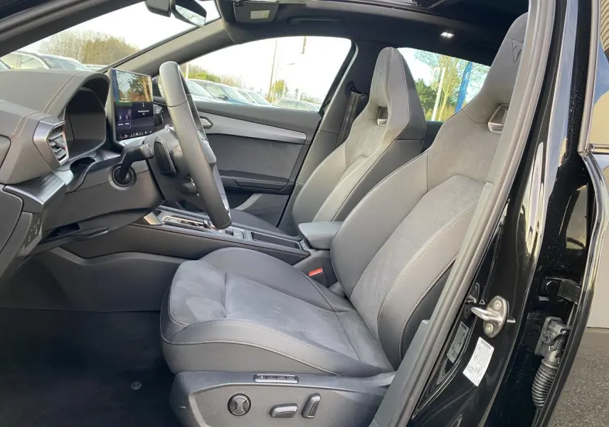 Intérieur côté conducteur du CUPRA Formentor noir, sièges baquets suédine avec surpiqûres cuivrées et volant cuir chauffant.