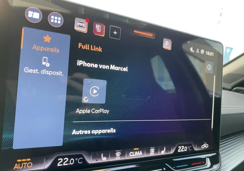 Écran tactile central du CUPRA Formentor 2025 affichant la connexion Apple CarPlay, avec commandes climatisation à 22°C.