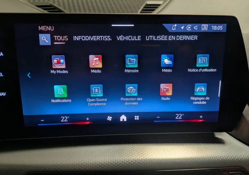 Écran tactile central du BMW X1 2025 affichant le menu principal avec options multimédia et réglages, vue frontale rapprochée.
