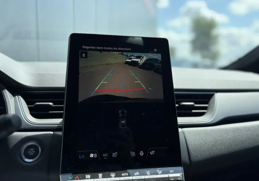 Vue rapprochée de l'écran central tactile du Renault Captur 2025 affichant la caméra de recul en marche.