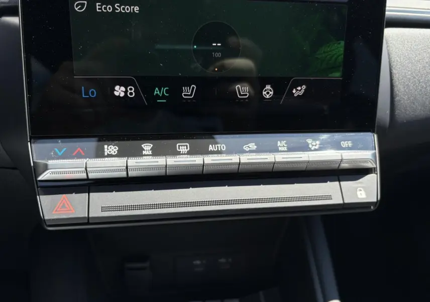 Détail de la console centrale du Renault Captur gris Cassiopée 2025 avec commandes climatisation et sièges chauffants