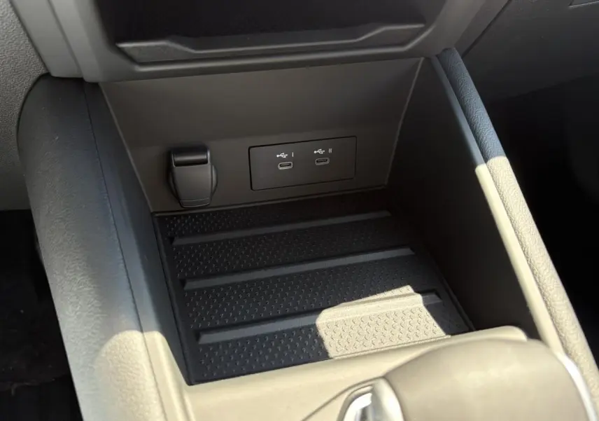 Gros plan sur la console centrale du Renault Captur gris Cassiopée, montrant les ports USB-C doubles et prise 12V.