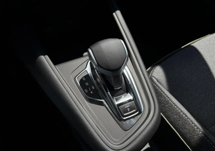 Le levier de vitesses automatique noir et chrome du Renault Captur gris Cassiopée, vue rapprochée de la console centrale.