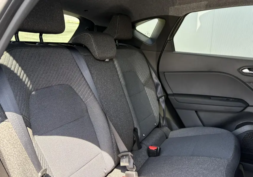 Vue côté droit de la banquette arrière grise du Renault Captur 2025 avec ceintures et appuie-têtes intégrés.
