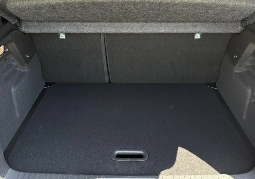 Coffre spacieux et propre du Renault Captur gris Cassiopée, vue intérieure avec plancher de coffre mobile relevé.