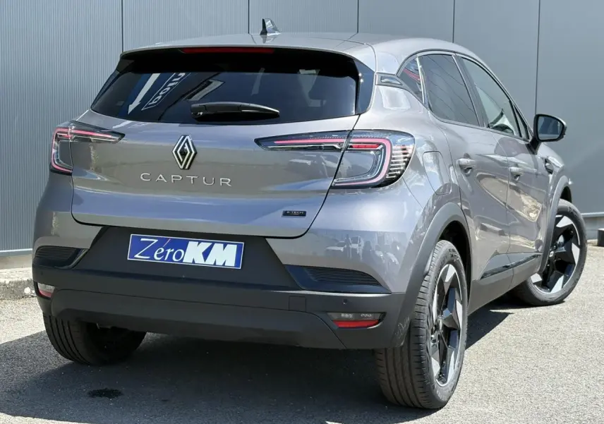 Vue 3/4 arrière droite d'un Renault Captur gris Cassiopée avec jantes aluminium 18 pouces et vitres surteintées.