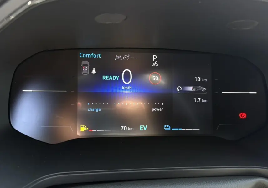 Tableau de bord numérique du Renault Captur hybride affichant la vitesse à 0 km/h et mode confort, vue intérieure frontale.