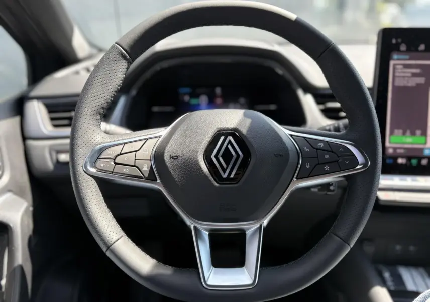 Volant cuir multifonctions de Renault Captur gris Cassiopée, vue frontale centrée sur les commandes intégrées.