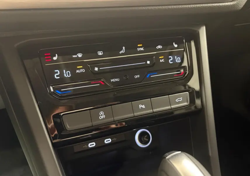 Panneau de commande de la climatisation automatique du Volkswagen Touran 2025, avec affichage digital et commandes tactiles.