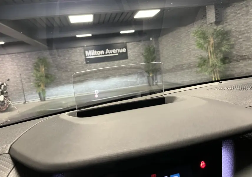 Affichage tête haute transparent sur le tableau de bord gris d'une Citroën C4 2024, vue intérieure avant.