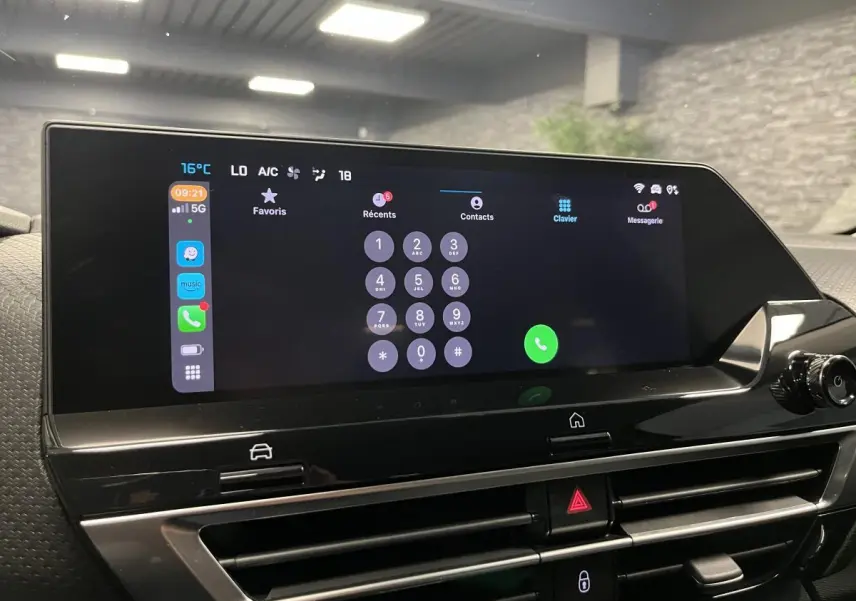 Écran tactile central affichant un clavier d'appel dans l'habitacle d'une Citroën C4 2024 gris métallisé.