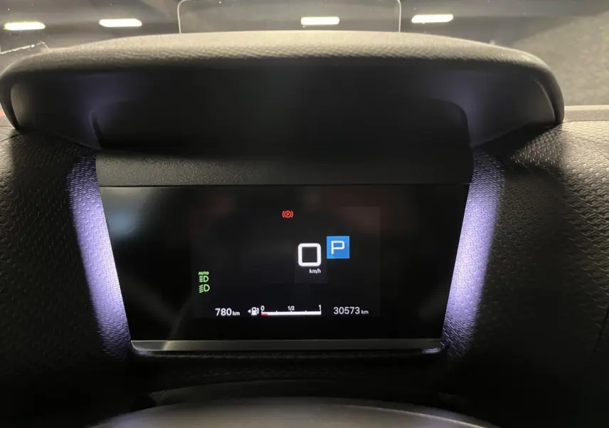 Affichage tête haute numérique de la Citroën C4 gris, montrant la vitesse à 0 km/h et la position parking.