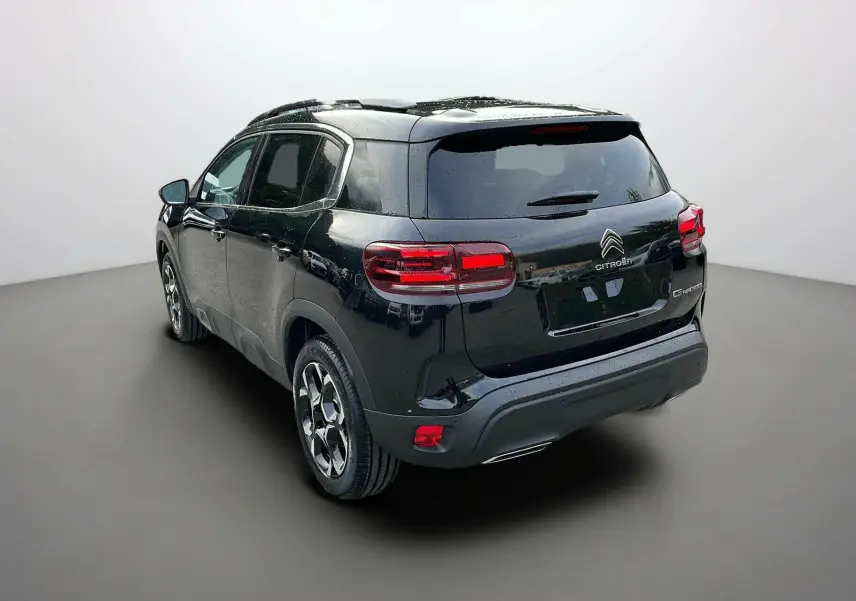 Vue 3/4 arrière droite d'un Citroën C5 Aircross Hybrid 145 noir 2025 avec feux arrière LED et jantes alliage distinctives.