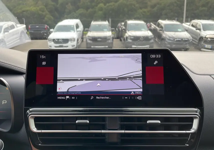 Vue intérieure du tableau de bord du Citroën C5 Aircross Hybrid 2025 avec écran tactile de navigation et aérateurs centraux noirs.