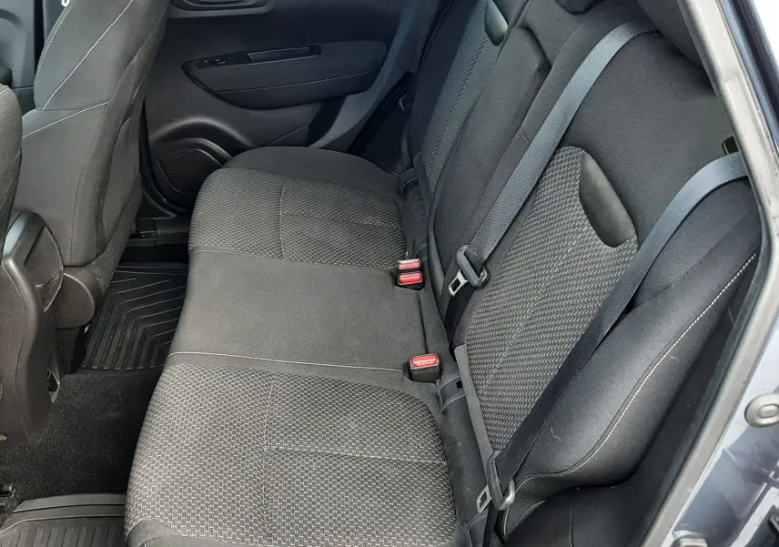 Vue intérieure côté droit sur les sièges arrière en tissu gris du Renault Kadjar 1.5 DCI 110CH BUSINESS 2018.