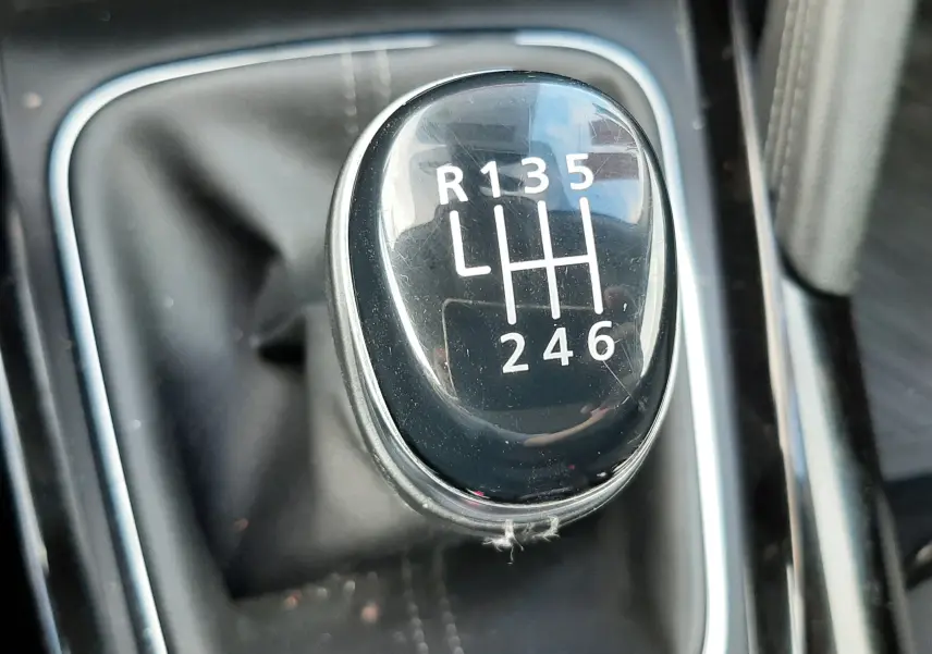 Gros plan sur le levier de vitesses manuel noir du Renault Kadjar gris 2018, montrant les six rapports et la marche arrière.