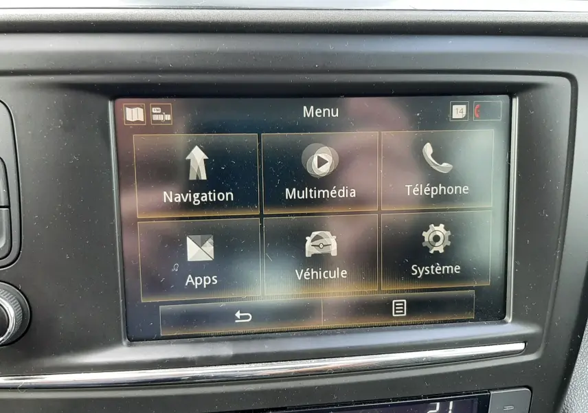 Écran tactile central du tableau de bord du Renault Kadjar gris 2018, affichant le menu multimédia et navigation.