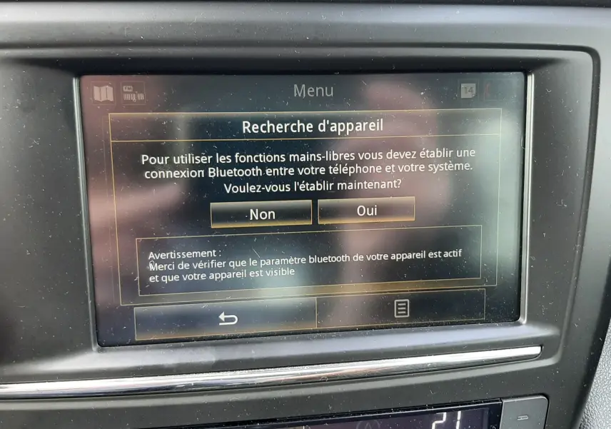 Écran tactile central du Renault Kadjar gris 2018 affichant le menu de connexion Bluetooth, avec commandes climatisation en dessous.