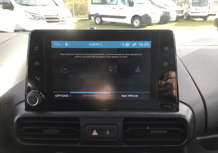 Écran tactile central du tableau de bord du Citroën Berlingo blanc, avec affichage des options connectivité et apps véhicule.